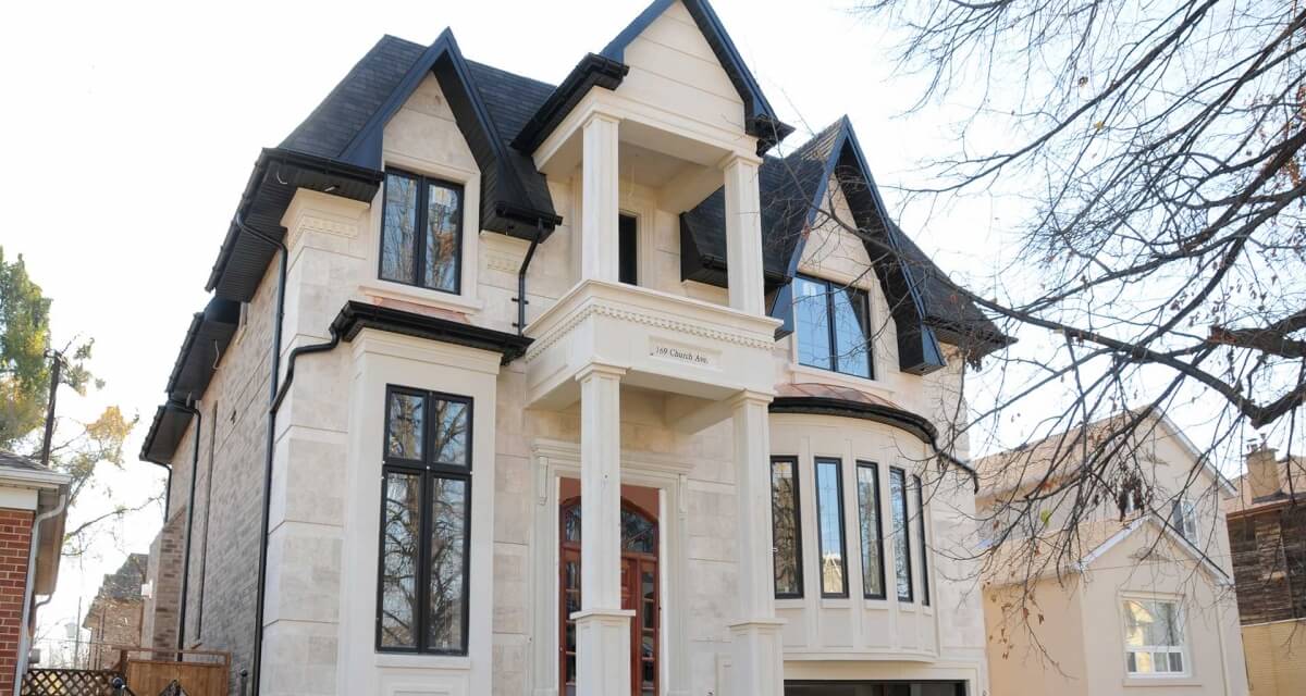 Faux stone accent moulding - Exterior stone home installation